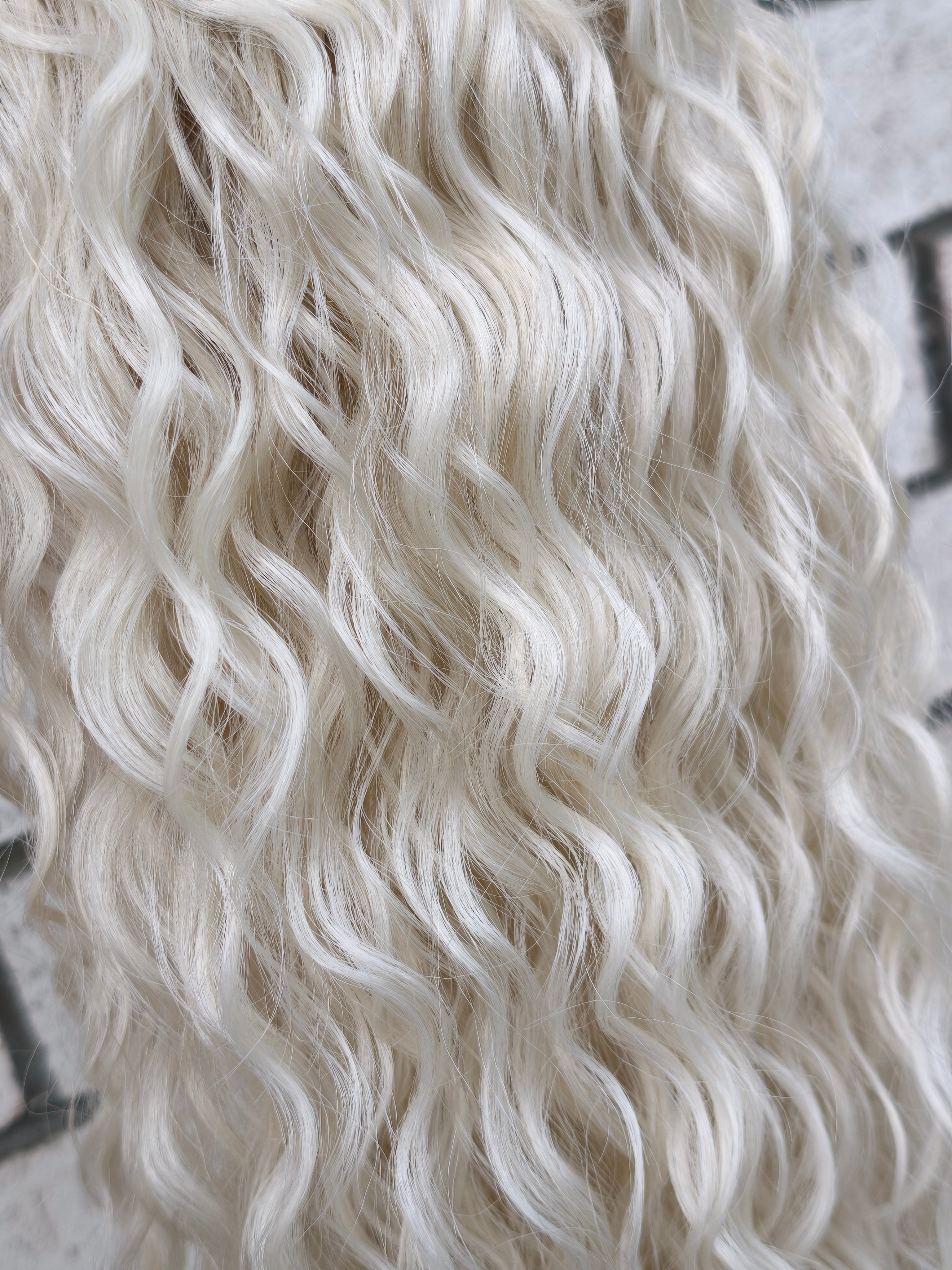 28" Wet n Wavy Platinum Luxe